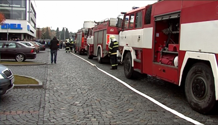 Cvičení dobrovolných hasičů prověřilo připravenost na požár skladu