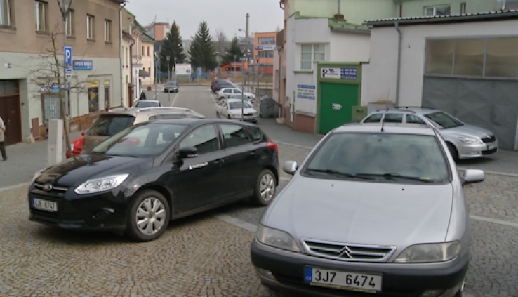 Místo zákazu vjezdu zákaz stání a parkování jen na karty. Radnice chystá změny na Havlíčkově náměstí