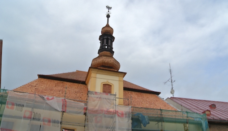 Šindelářské řemeslo na střeše novoměstského Horáckého muzea. Hotovo by mohlo být do zimy