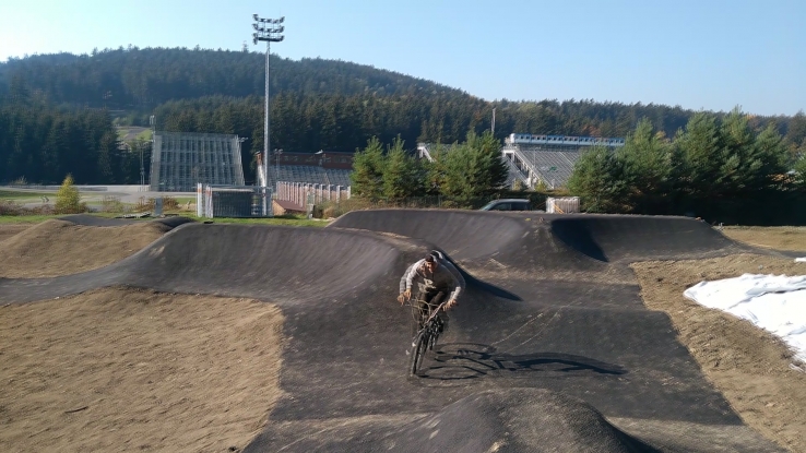 Pumptrack přidá Vysočina Aréně na atraktivnosti. Už teď jde ale o hojně vyhledávanou cyklodestinaci