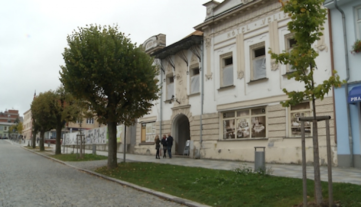 Byty, kavárna i parčík v průchodu. Hotel Veliš čeká kompletní rekonstrukce