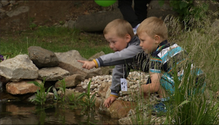 Děti v Mateřské školce Drobného si hrají na nové zahradě