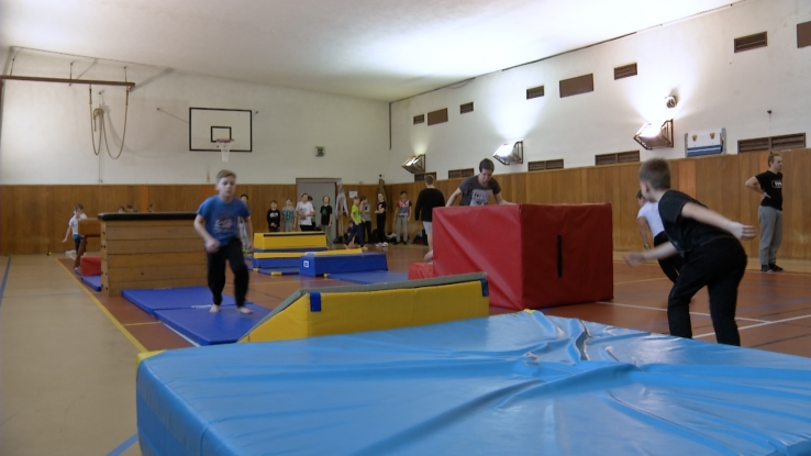 Slackline a parkour. Na kroužcích pro děti se odráží trend pouličních sportů